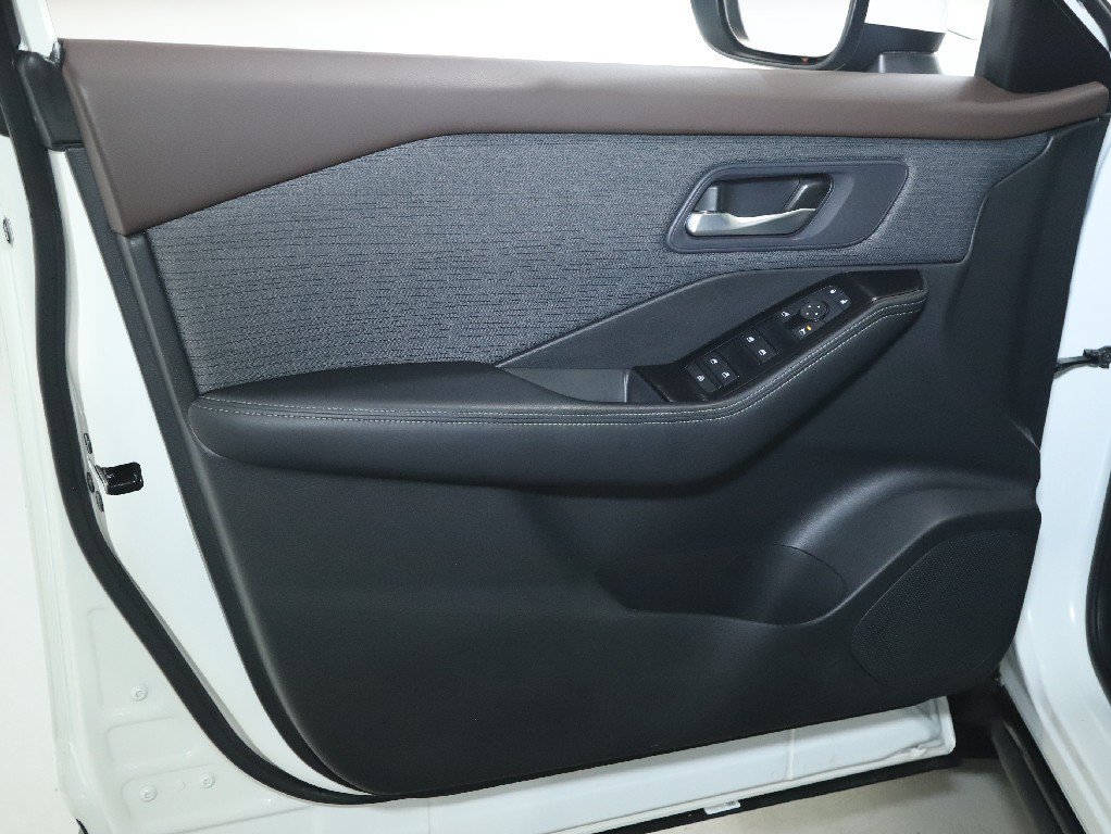 Used 2023 Nissan Rogue SV AWD/4WD image 16