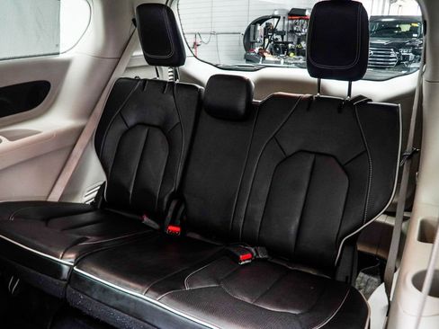 Used 2023 Chrysler Pacifica Limited image 38