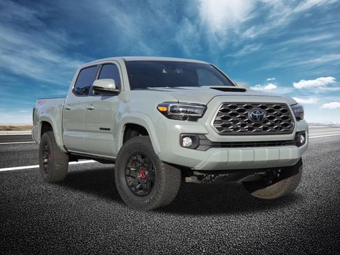 Used 2022 Toyota Tacoma TRD Sport w/ Technology Package image 2