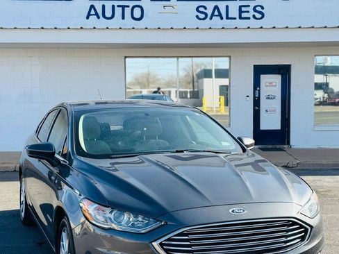 Used 2017 Ford Fusion SE image 1
