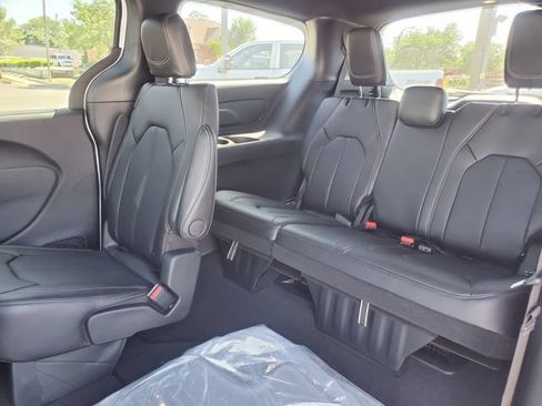 New 2027 Chrysler Pacifica Select FWD image 15