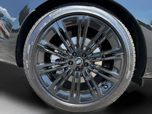 New 2025 Land Rover Range Rover Long Wheelbase SE image 12