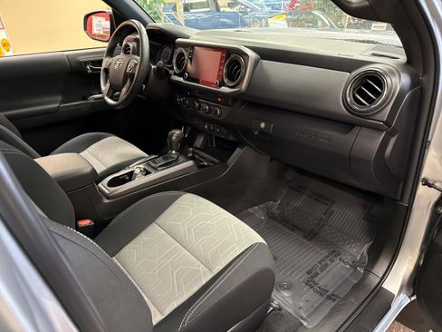 Used 2022 Toyota Tacoma TRD Off-Road image 17