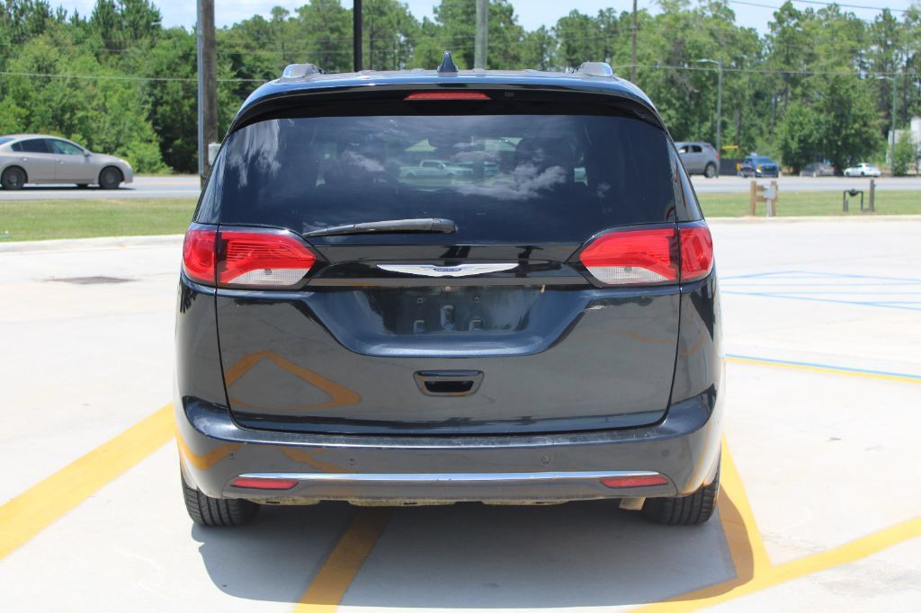 Used 2019 Chrysler Pacifica Touring-L FWD image 4