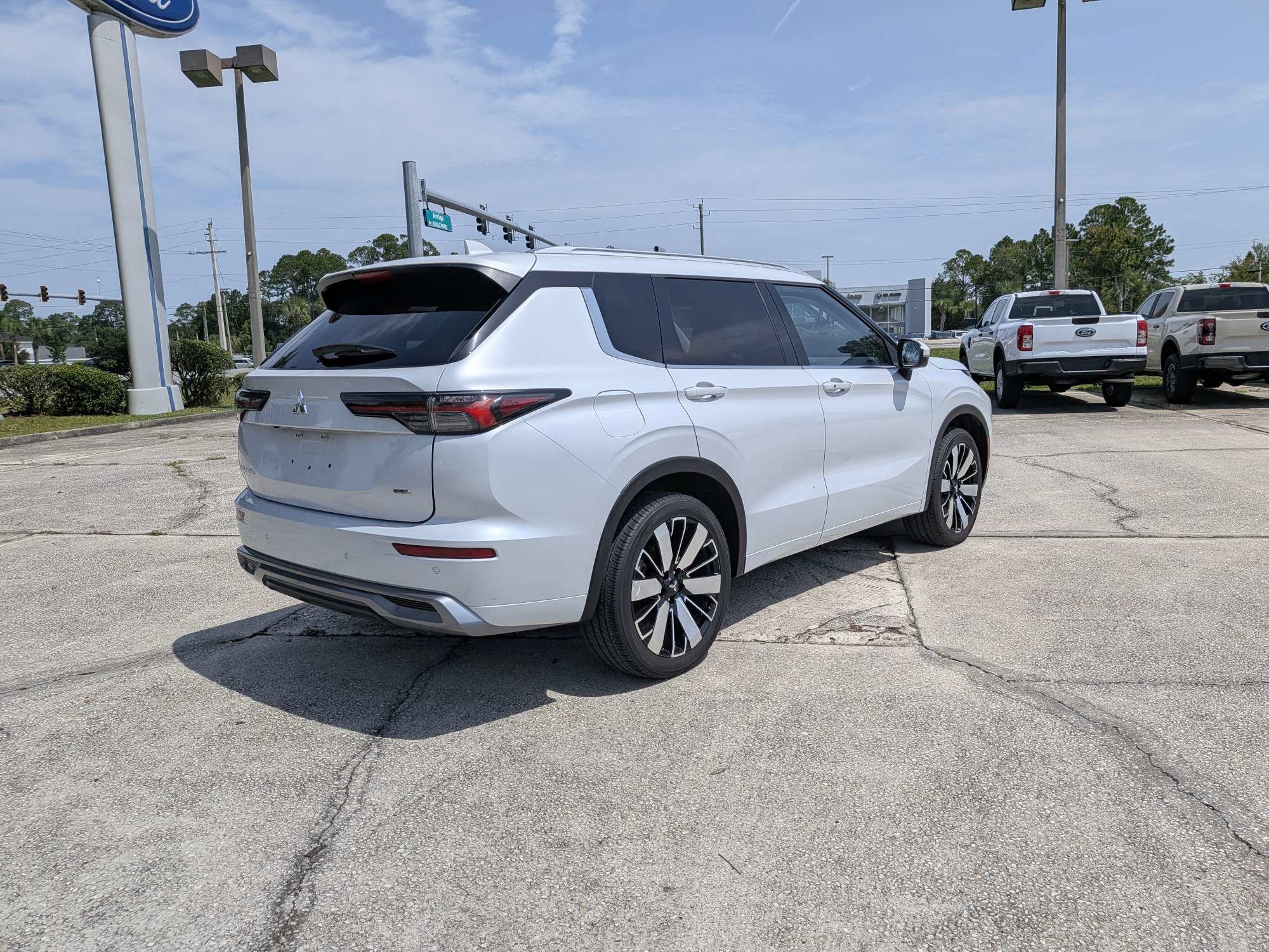 Used 2025 Mitsubishi Outlander SEL FWD image 4