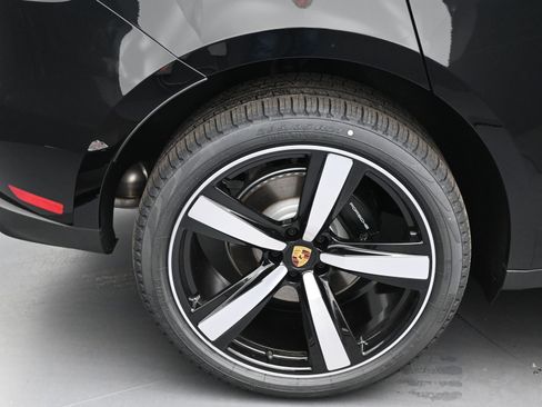 Certified 2025 Porsche Macan image 12