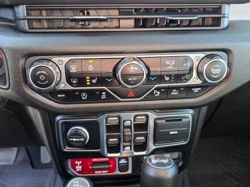 Used 2024 Jeep Wrangler Willys image 25