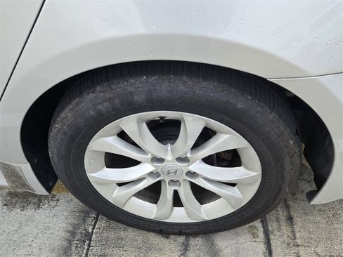 Used 2013 Hyundai Genesis 3.8 image 6