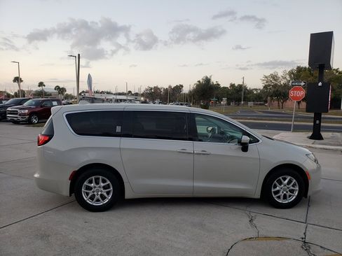 Used 2019 Chrysler Pacifica LX image 6