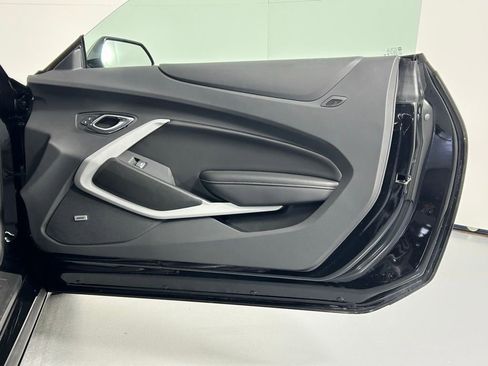 Used 2021 Chevrolet Camaro LT w/ Technology Package image 9