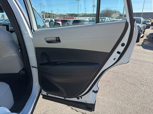 Used 2025 Toyota Corolla Cross L image 19