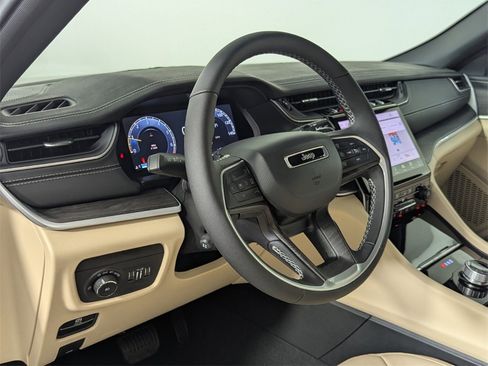 New 2025 Jeep Grand Cherokee Limited w/ Luxury Tech Group II image 11