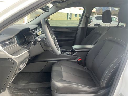 Used 2023 Jeep Grand Cherokee L Laredo image 12