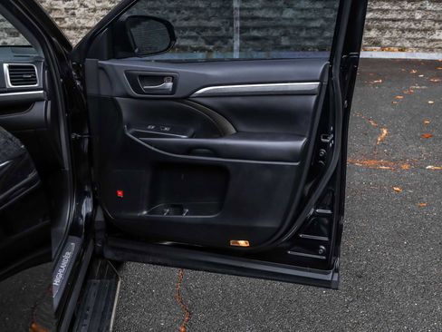 Used 2019 Toyota Highlander Limited image 14