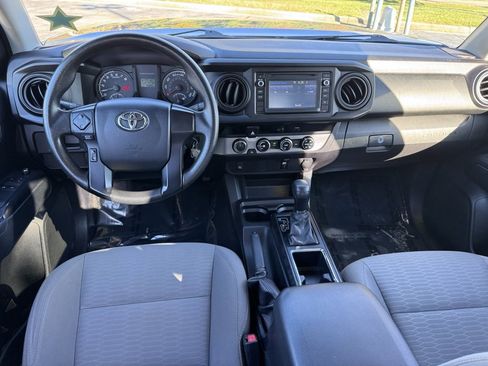 Used 2017 Toyota Tacoma SR image 5