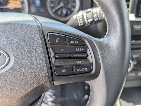 Used 2022 Hyundai Venue Limited image 21