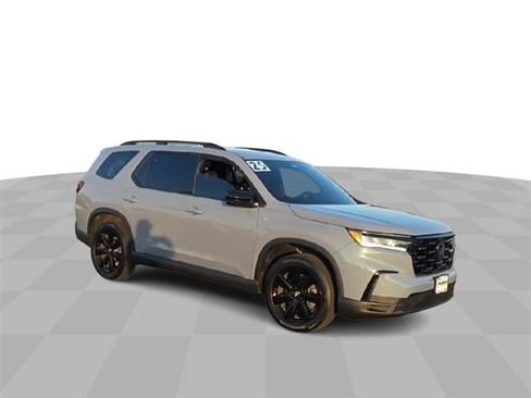 Used 2025 Honda Pilot Black Edition image 2