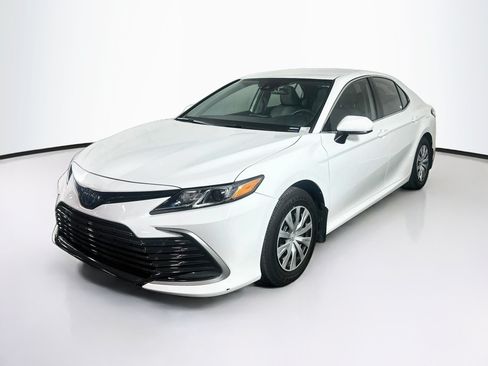 Used 2022 Toyota Camry LE FWD image 3