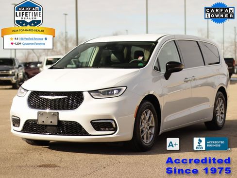 Used 2024 Chrysler Pacifica Touring-L image 3