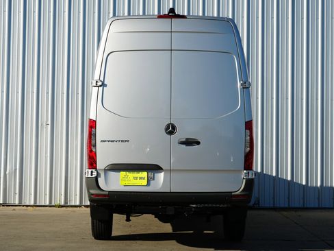 Used 2023 Mercedes-Benz Sprinter 2500 image 11