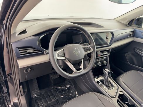 Used 2023 Volkswagen Taos SE w/ Panoramic Sunroof Package FWD image 4