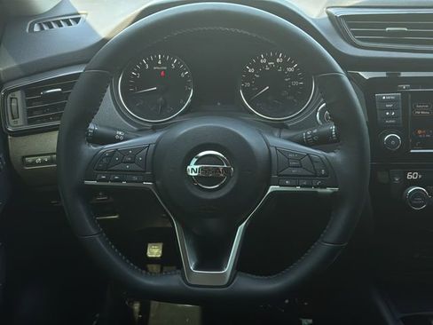Used 2018 Nissan Rogue SV w/ Premium Package FWD image 23