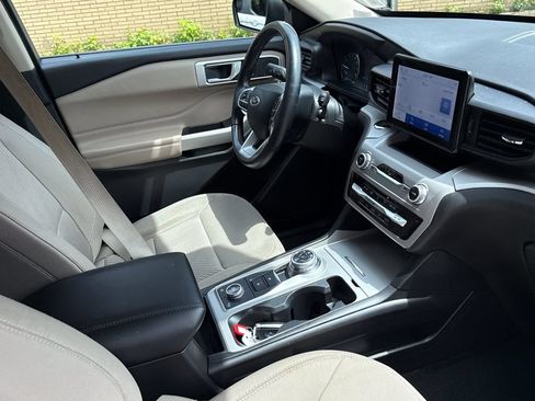 Used 2023 Ford Explorer XLT AWD/4WD image 28