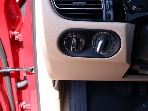 Used 2025 Porsche Macan image 32