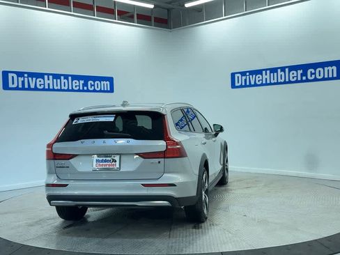 Used 2025 Volvo V60 B5 Cross Country Plus image 8