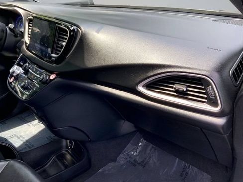 Used 2025 Chrysler Pacifica Select FWD image 24