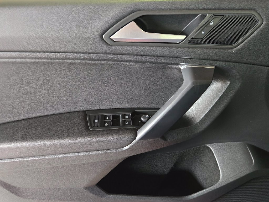 Certified 2021 Volkswagen Tiguan SE w/ Panoramic Sunroof Package FWD image 27
