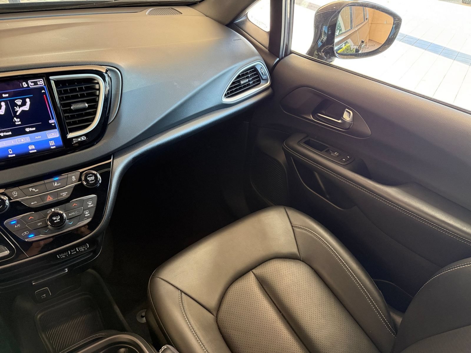 Used 2025 Chrysler Pacifica Select FWD image 37