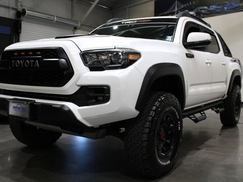 Used 2017 Toyota Tacoma TRD Pro AWD/4WD image 5