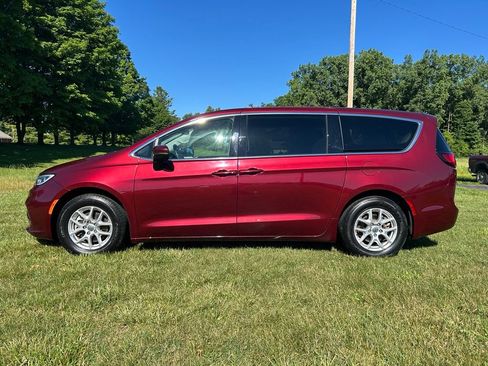 Used 2023 Chrysler Pacifica Touring-L FWD image 7