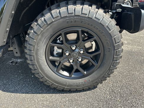 New 2025 Jeep Gladiator Sport image 10