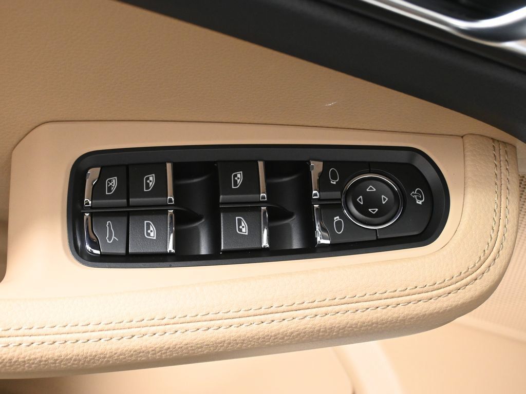 Used 2026 Porsche Macan AWD/4WD image 34
