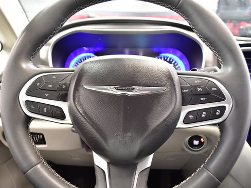 Used 2024 Chrysler Pacifica Touring-L image 22