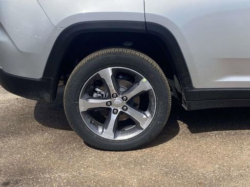 New 2026 Jeep Grand Cherokee Limited w/ Luxury Tech Group II RWD image 8