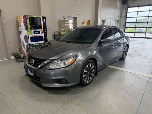 Used 2017 Nissan Altima 2.5 SV FWD image 2