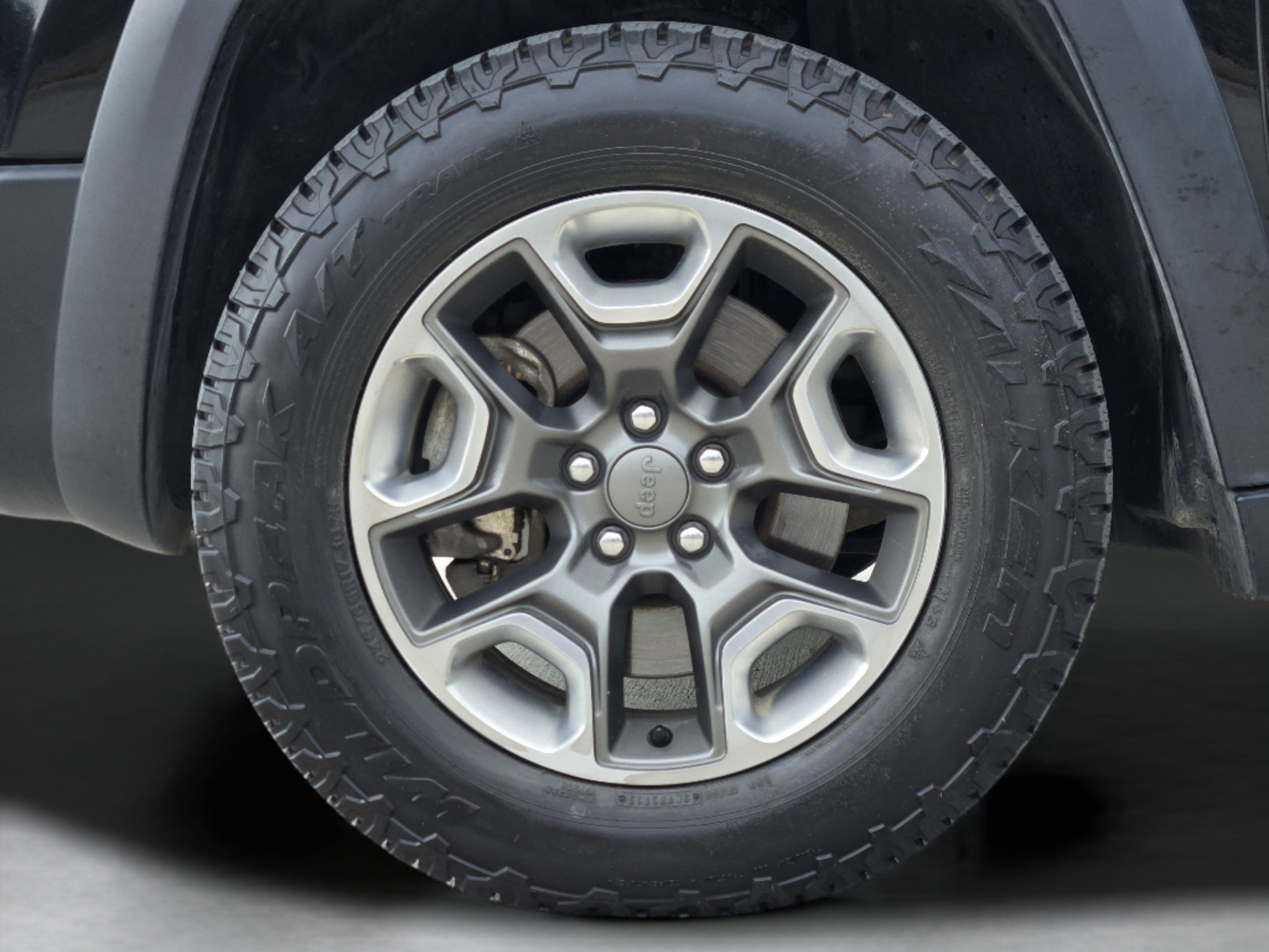 Used 2019 Jeep Cherokee Trailhawk AWD/4WD image 30