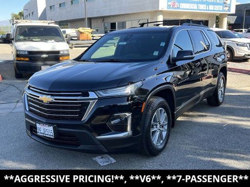 Used 2023 Chevrolet Traverse LT image 1