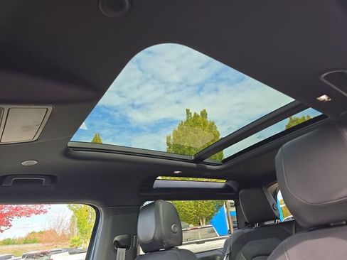 Used 2022 Land Rover Defender 90 X-Dynamic S image 24