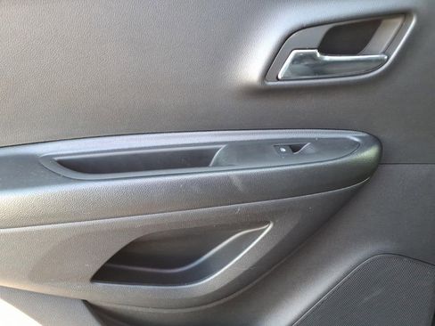 Used 2022 Chevrolet Trax LS w/ Tint and Cruise Package image 13