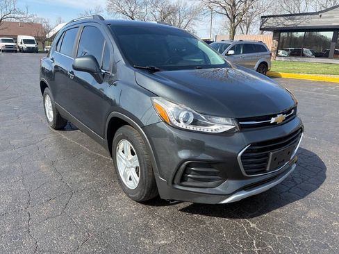 Used 2018 Chevrolet Trax LT w/ LT Convenience Package FWD image 3