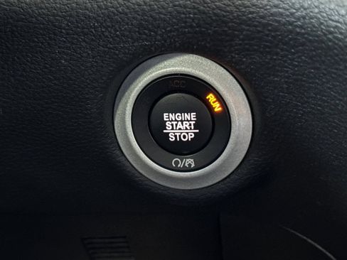 Used 2025 Chrysler Pacifica Limited FWD image 33