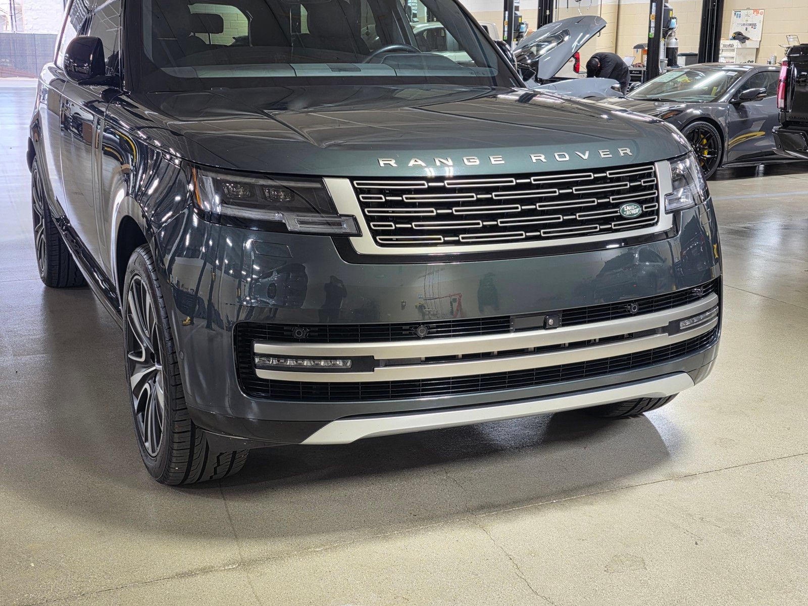 Used 2025 Land Rover Range Rover Long Wheelbase SE AWD/4WD image 9