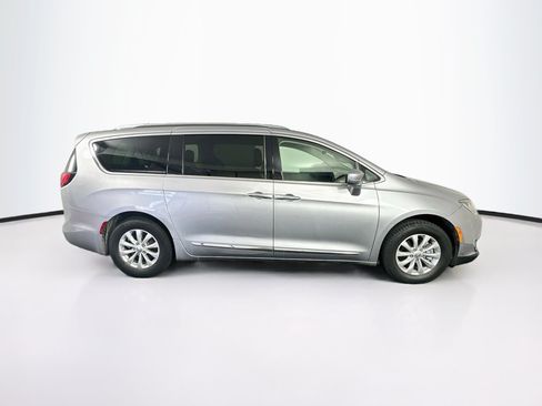 Used 2019 Chrysler Pacifica Touring-L FWD image 10