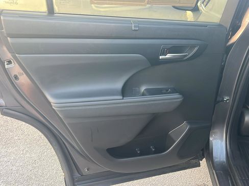 Used 2022 Toyota Highlander XLE image 18
