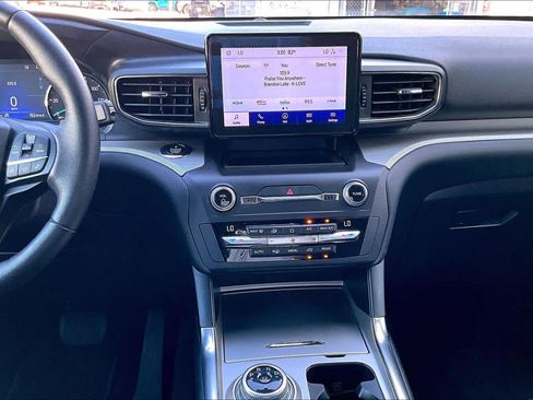 Used 2020 Ford Explorer XLT w/ Equipment Group 202A image 7