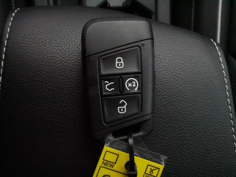 Certified 2024 Volkswagen Tiguan SEL R-Line image 32